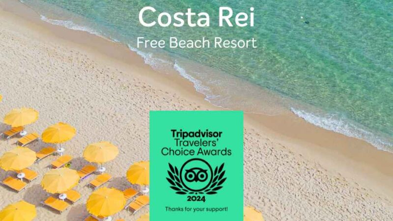 Plaża Costa Rei z żółtymi parasolami na złotym piasku i turkusowym morzem. Logo Tripadvisor i wyróżnienie 2024.