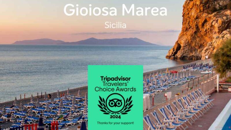 Plaża w Gioiosa Marea, Sycylia, z leżakami i parasolami, widok na morze i góry w oddali. Nagroda Tripadvisor 2024.