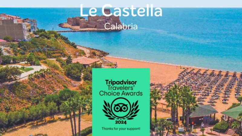 Panoramiczny widok na Le Castella, Kalabria, z plażą, parasolami i basenem, nagrodzony przez Tripadvisor w 2024 roku.