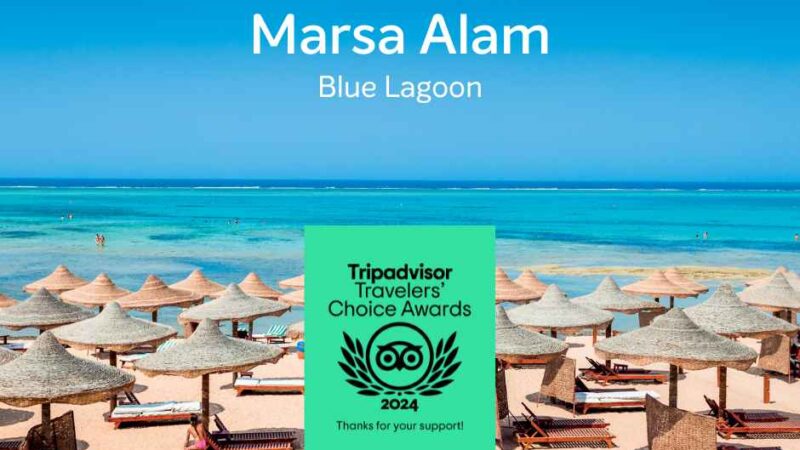Plaża w Marsa Alam z leżakami i parasolami, turkusowe wody i logo TripAdvisor dla nagród Travelers' Choice Awards 2024.