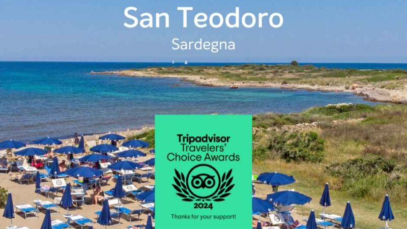 Plaża San Teodoro, Sardynia, z niebieskimi parasolami, leżakami i krystalicznie czystym morzem. Wyróżnienie Tripadvisor 2024.
