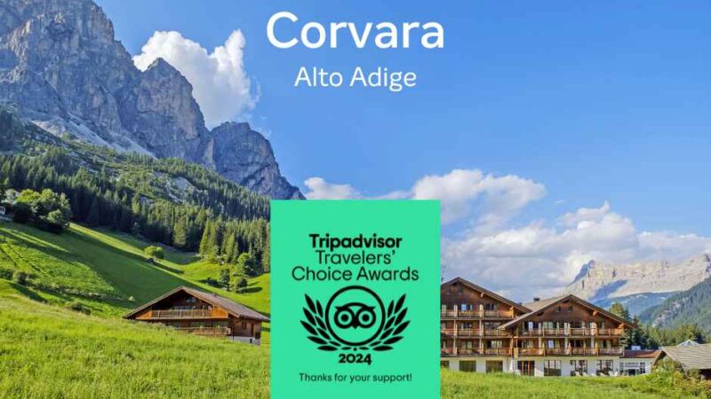 Panorama Corvary w Alto Adige, z górami, drzewami i drewnianym budynkiem na pierwszym planie, nagroda Tripadvisor 2024.