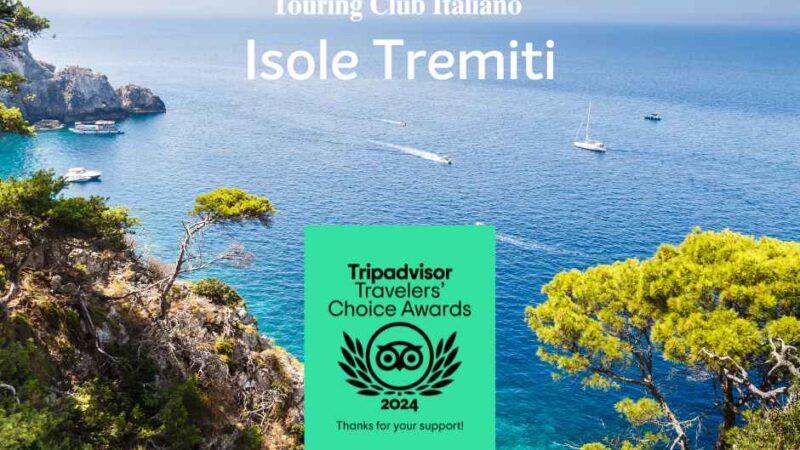Panoramiczny widok na Wyspy Tremiti, z turkusowym morzem, skałami i zieloną roślinnością, logo Touring Club Italiano na górze.