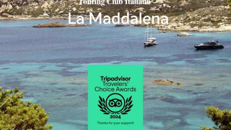 Panoramiczny widok na La Maddalenę, z turkusowymi wodami i łodziami, oraz logo nagrody Travelers' Choice 2024 od Tripadvisor.