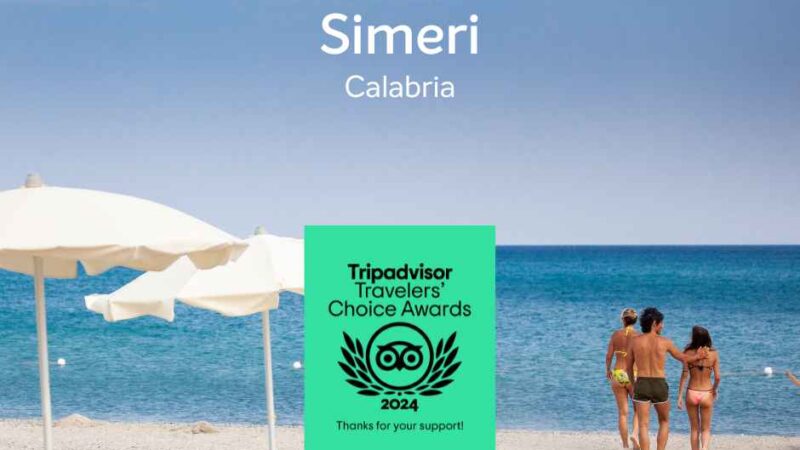 Plaża Simeri w Kalabrii, z białymi parasolami i ludźmi cieszącymi się morzem. Nagroda Tripadvisor 2024.