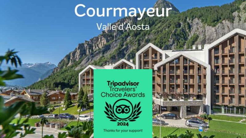 Panoramiczny widok na Courmayeur, Dolina Aosty, z górami w tle i nagrodą Travelers' Choice 2024 na pierwszym planie.