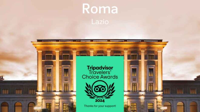 Elegancki budynek w Rzymie z wyróżnieniem Tripadvisor 2024, oświetlony ciepłym światłem o zachodzie słońca.