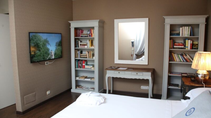 Camera TH Roma Matrimoniale Executive librerie