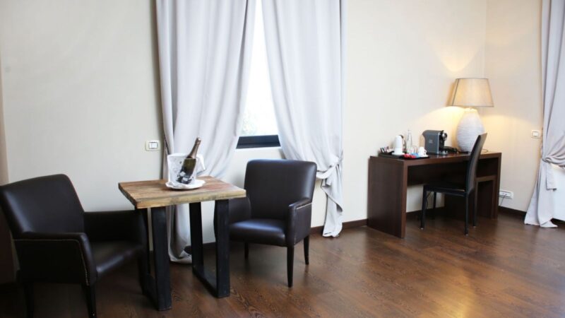 Camera TH Roma Matrimoniale Executive salottino 4