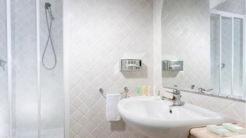 Camera doppia mansarda TH Roma BE bagno