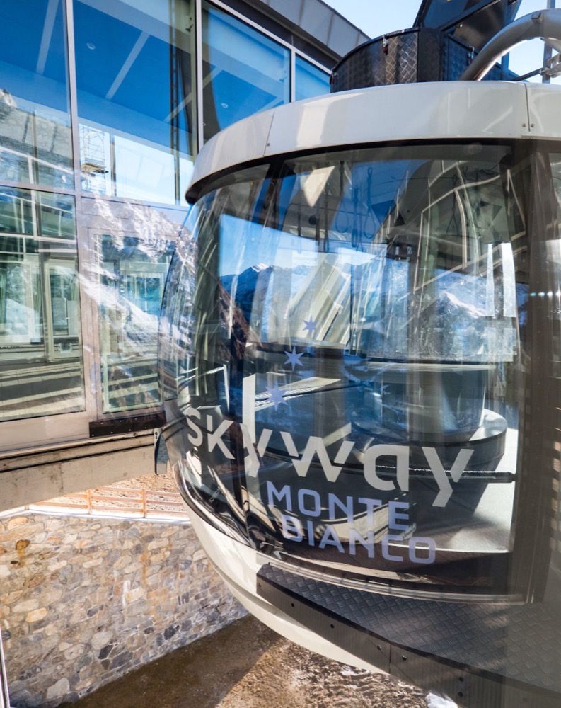 Cabrio a Monte Bianco con il logo Skymountain visibile sulla vetrocamera.