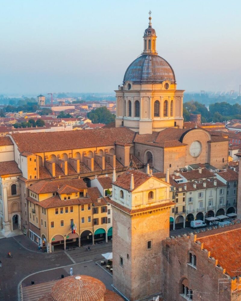 Veduta aerea della Basilica di San Lorenzo e la piazza centrale di Mantova al tramonto.