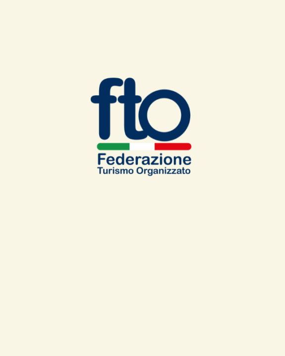 Logo della Federazione Turismo Organizzato (FTO) su sfondo chiaro, con il testo in blu e bandiere italiane.